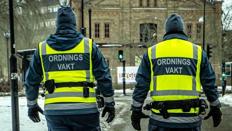 två ordningsvakter